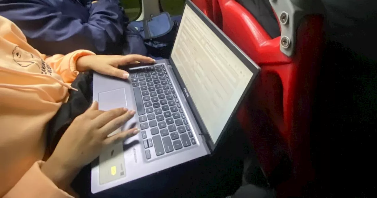 “Demasiado confiada”: pasajera de TransMilenio usó computador portátil en un bus y causó debate en redes