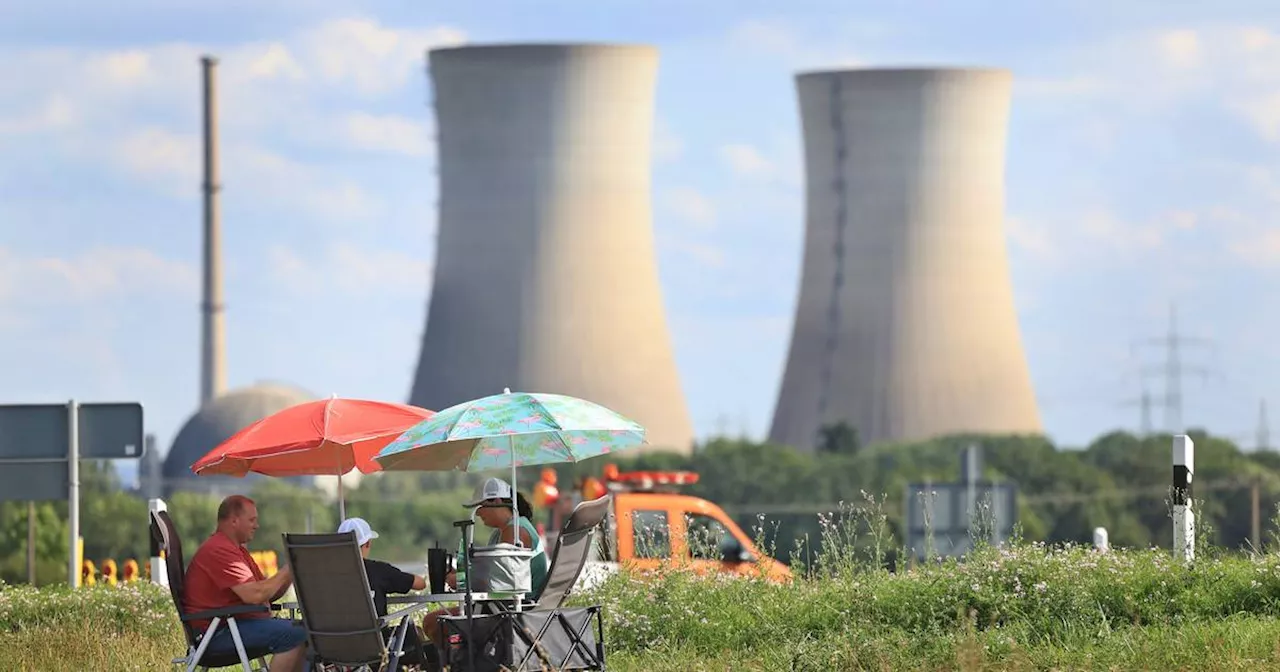 Sprengung der AKW-Türme in Grafenrheinfeld ein Spektakel für Schaulustige