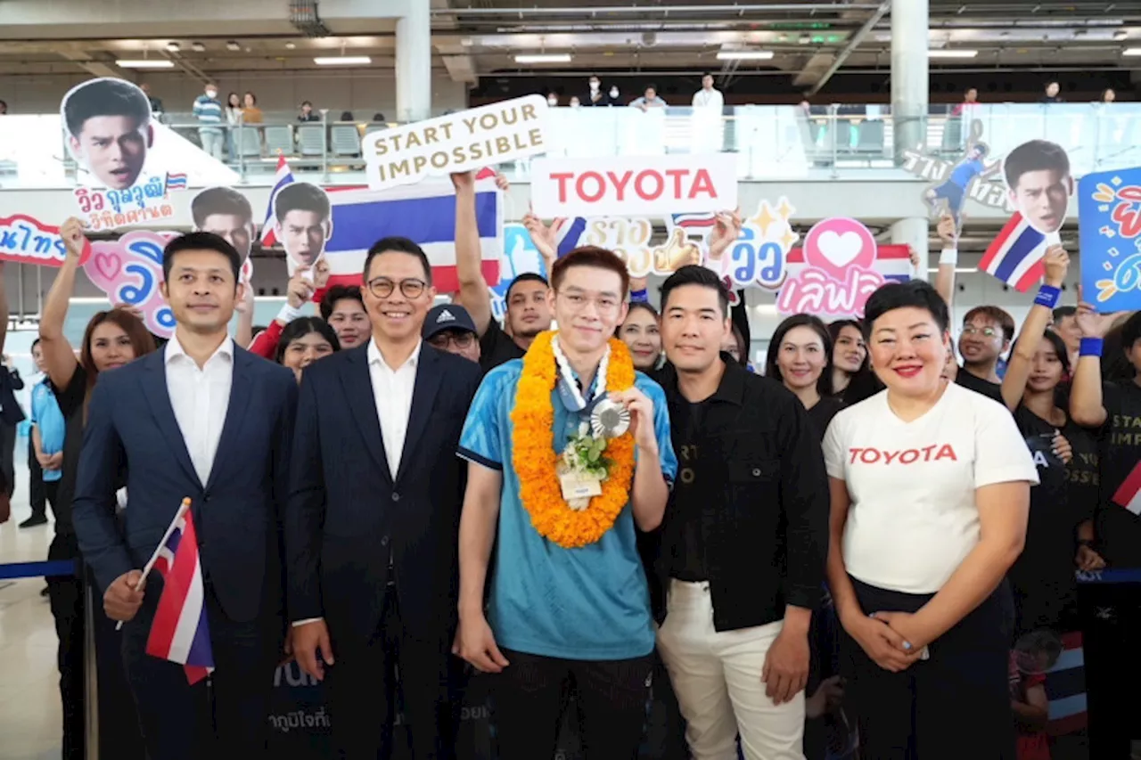 โตโยต้าต้อนรับ 'วิว' แบดมินตันทีมชาติไทยและโค้ช
