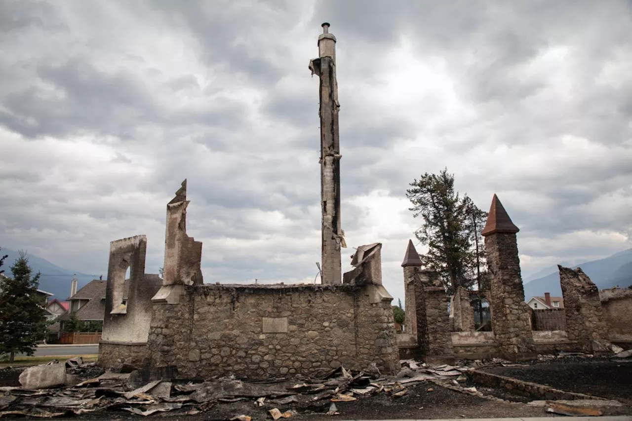 Residents in Jasper, Alta., begin returning to homes following devastating wildfire