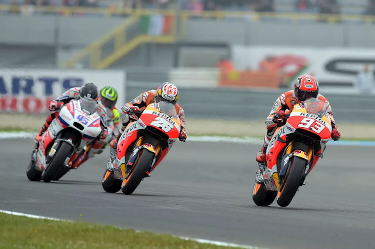 Assen FP2: Andrea Iannone (Ducati) vor Rossi