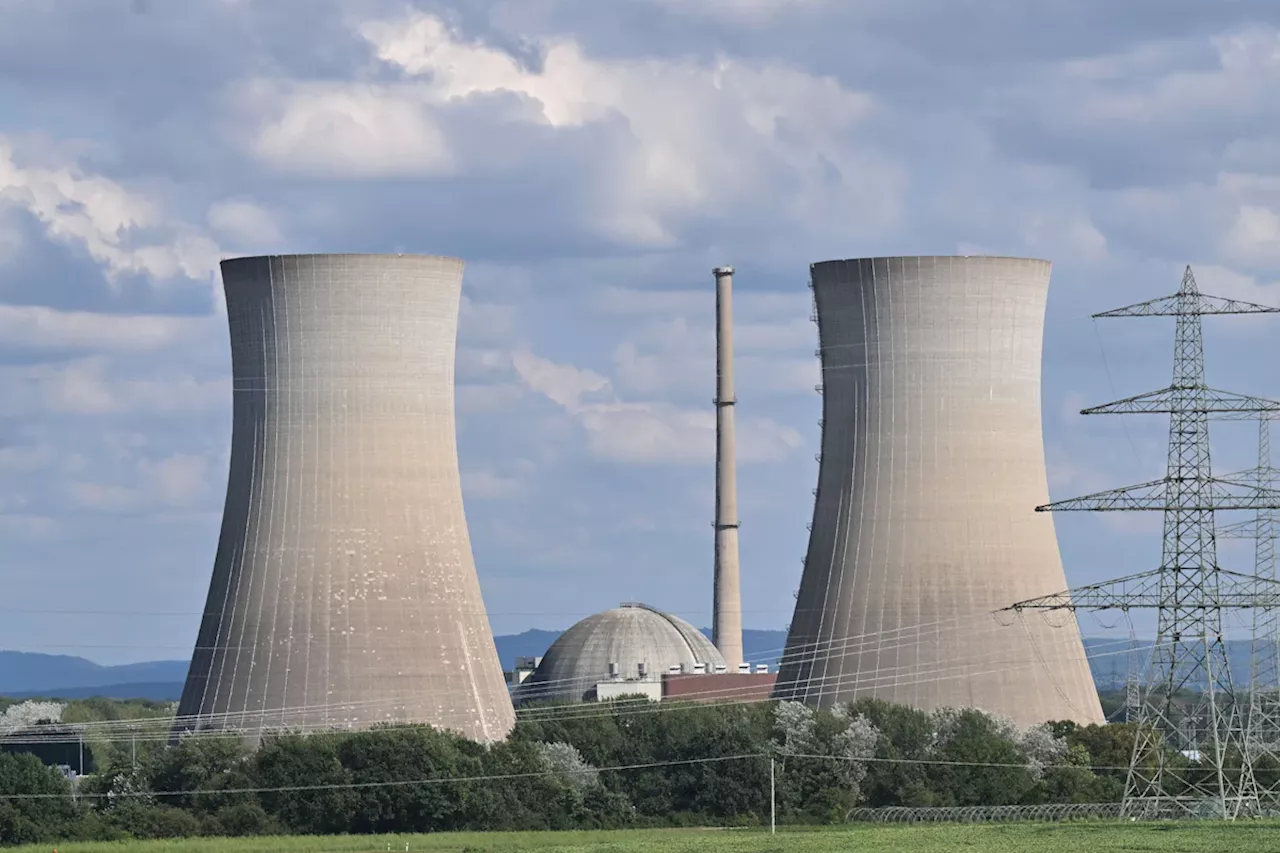 Sprengung der Kühltürme des AKW Grafenrheinfeld: Person klettert auf Strommast