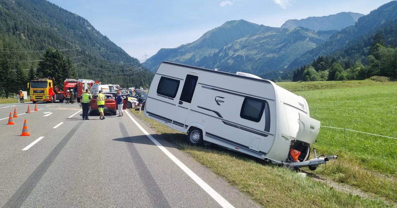 Wohnwagengespann prallte auf Fernpassstraße in Heiterwang gegen Auto: Drei Verletzte