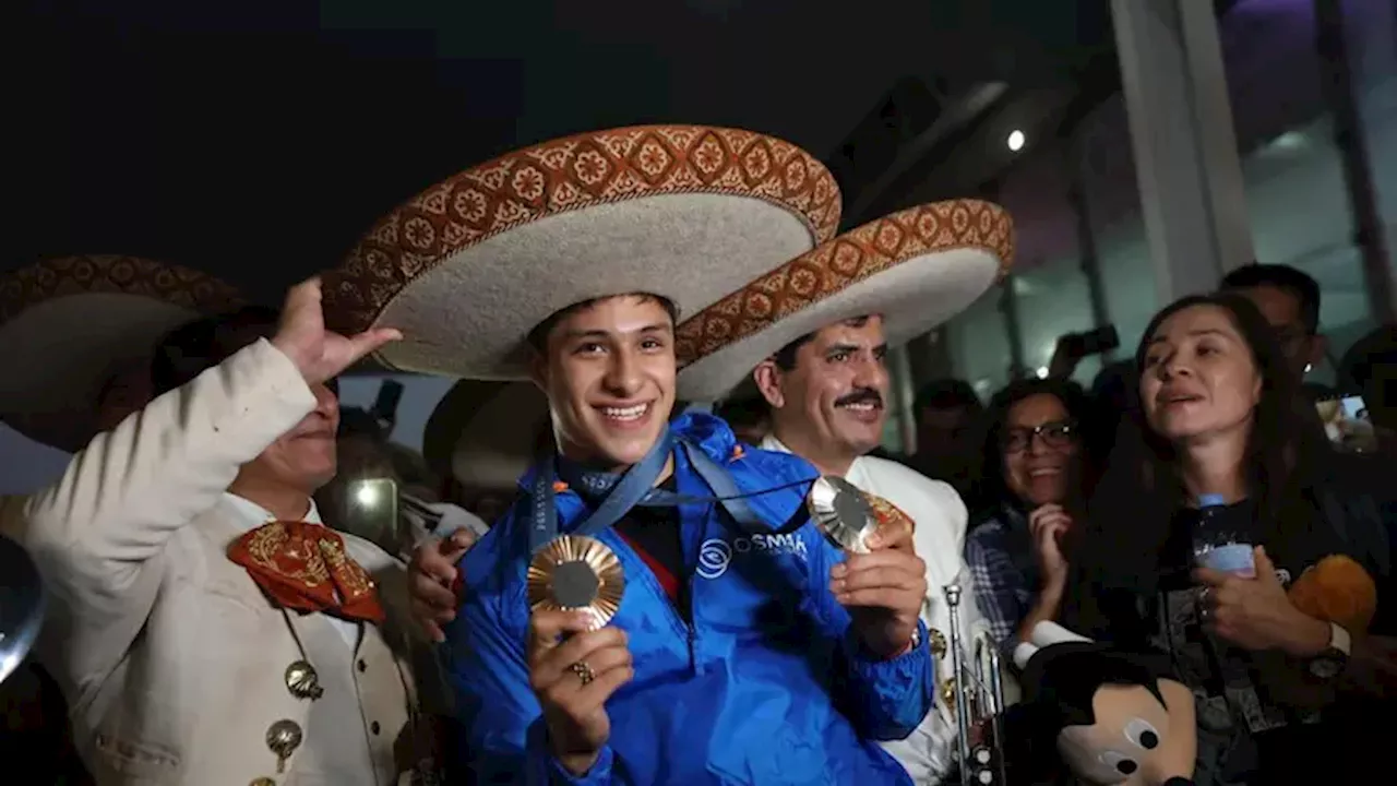 Osmar Olvera llega a México al son del mariachi con Cielito Lindo