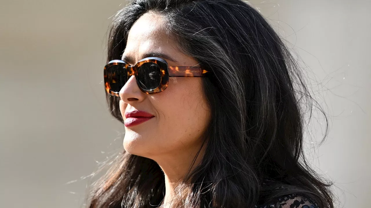 Salma Hayek luce un vestido vichy con sandalias t-bar de Birkenstock en Ibiza