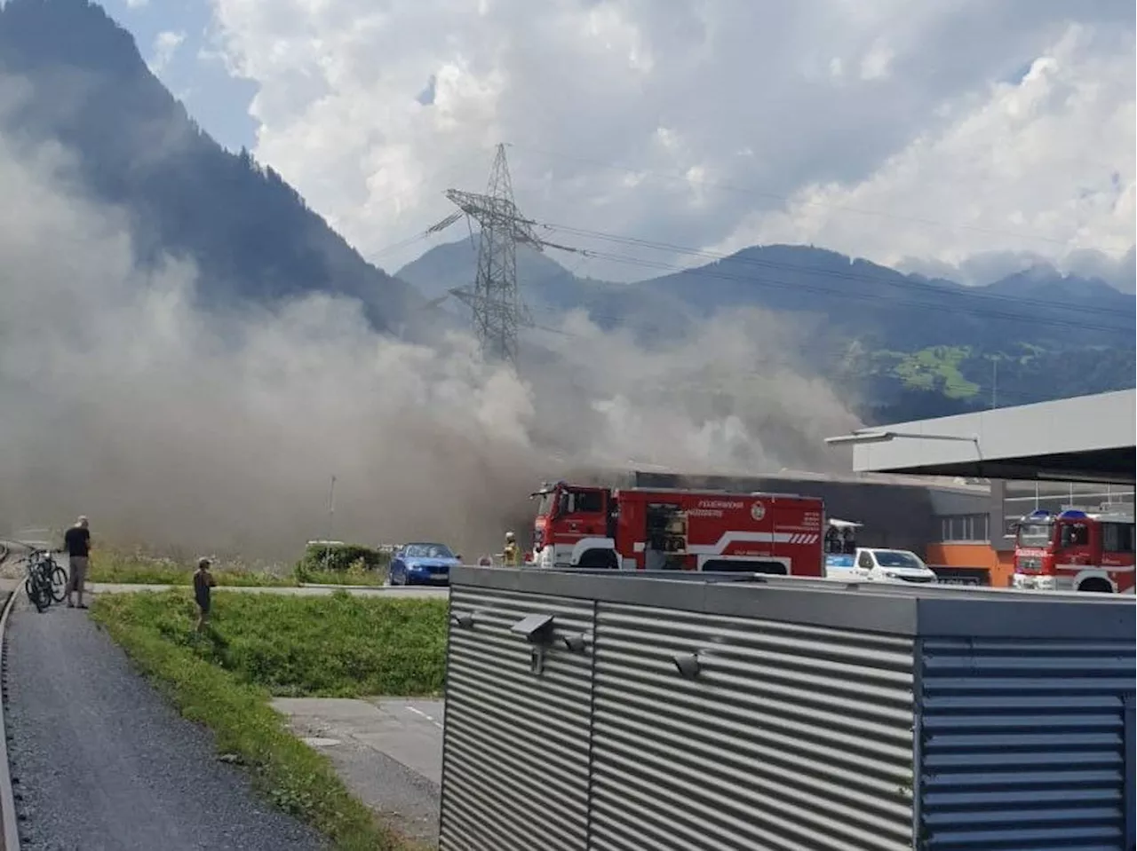 Bürs: Großeinsatz nach Brand in Lackierhalle