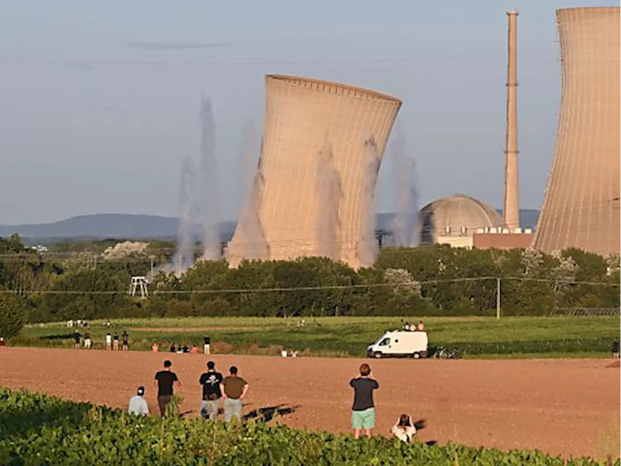 Kühltürme von Atomkraftwerk in Bayern gesprengt