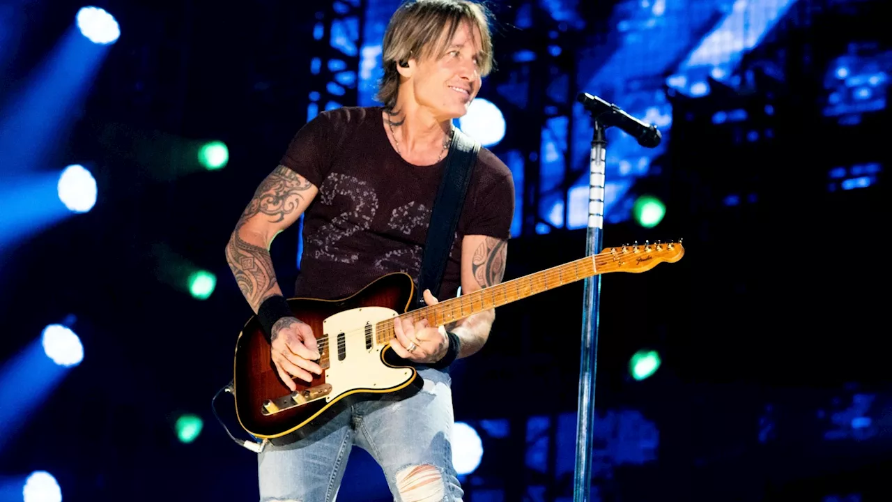 Keith Urban plays free pop-up concert outside a Buc-ee's store in Alabama