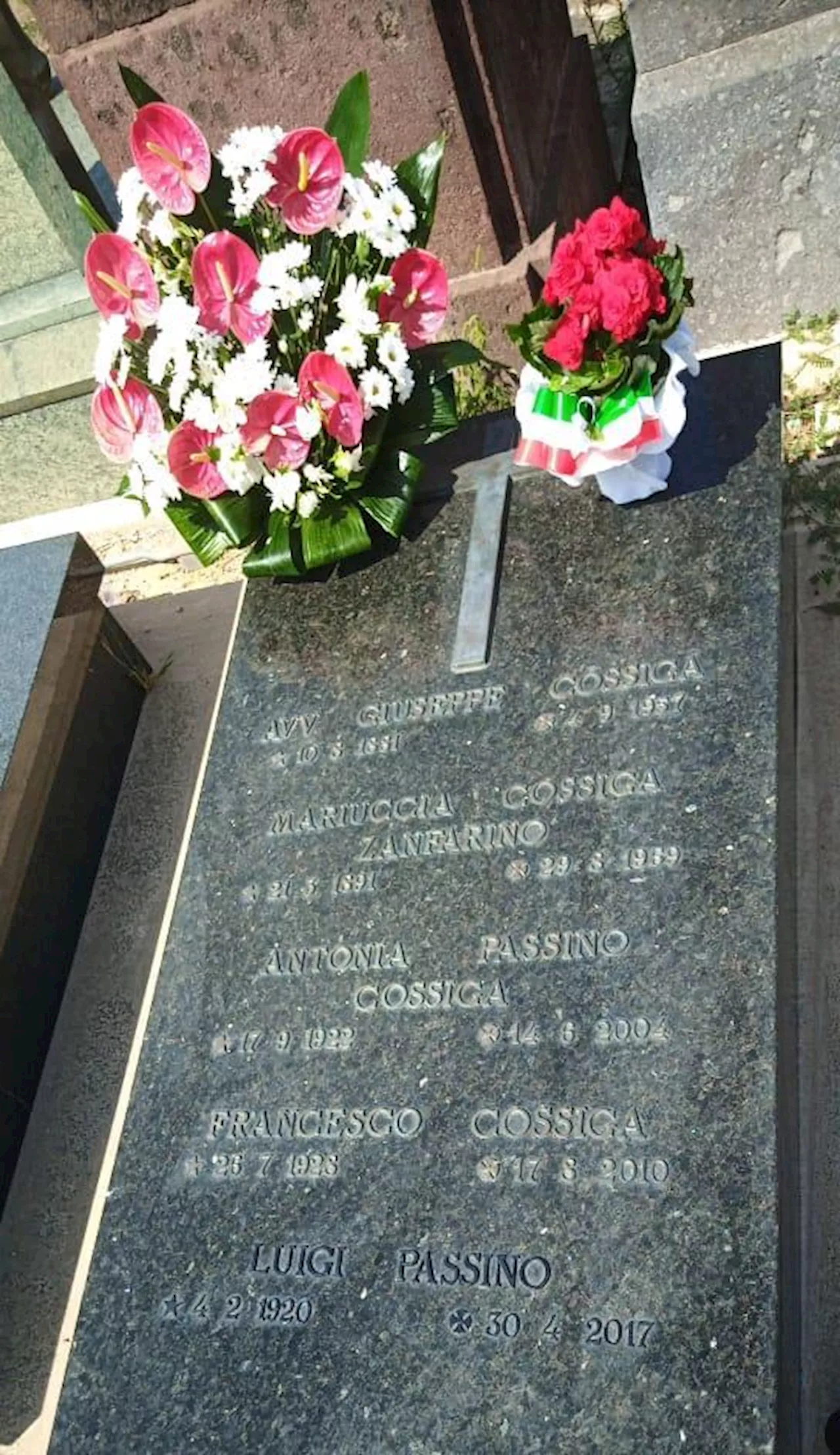 Cossiga, al cimitero di Sassari l'omaggio di familiari e amici