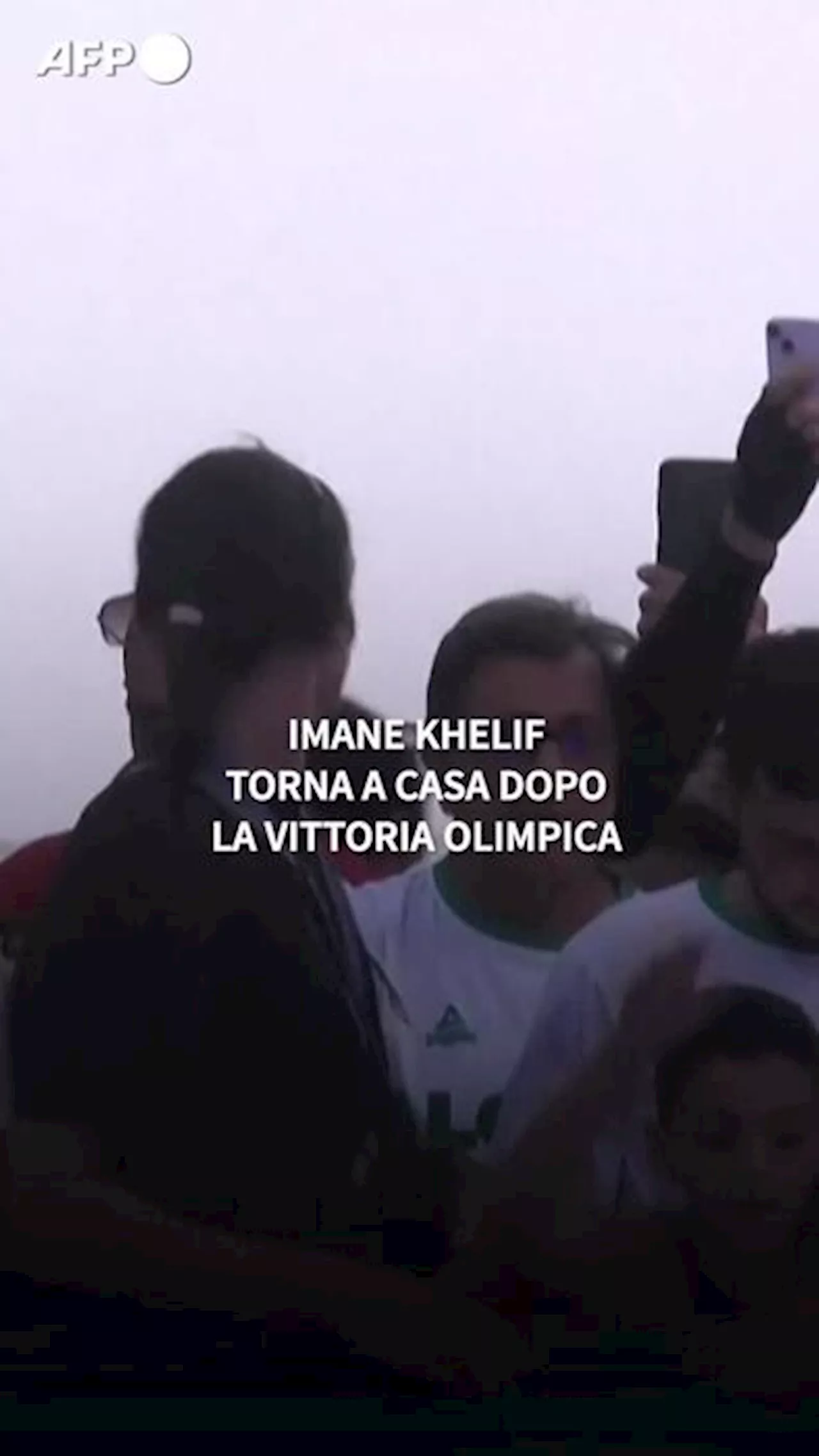 Imane Khelif torna a casa dopo la vittoria olimpica