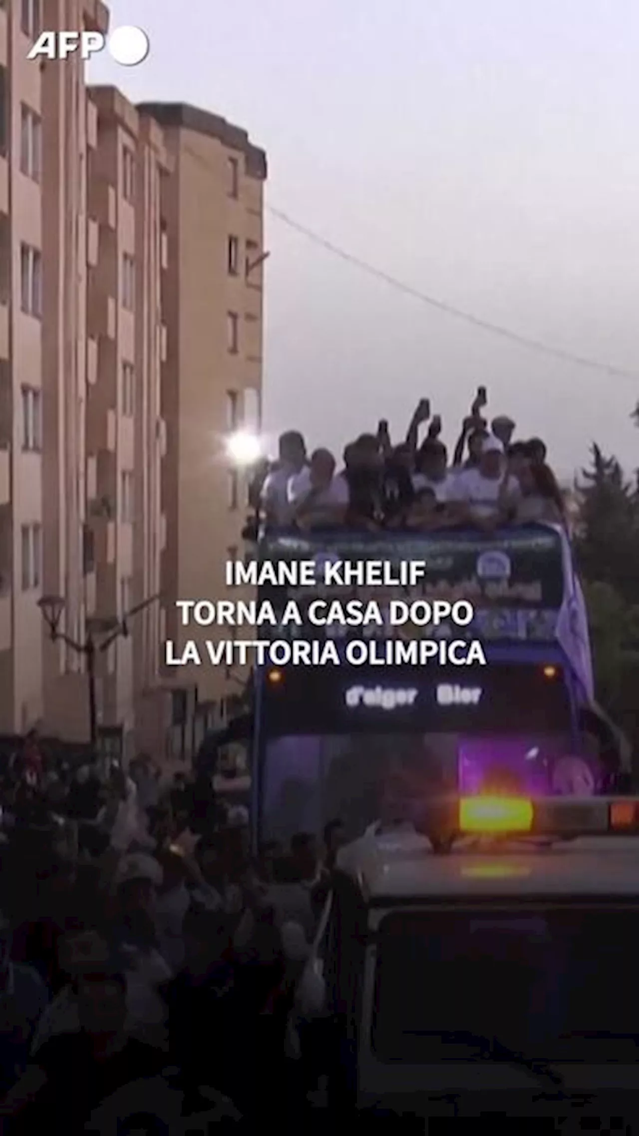 Imane Khelif torna a casa dopo la vittoria olimpica