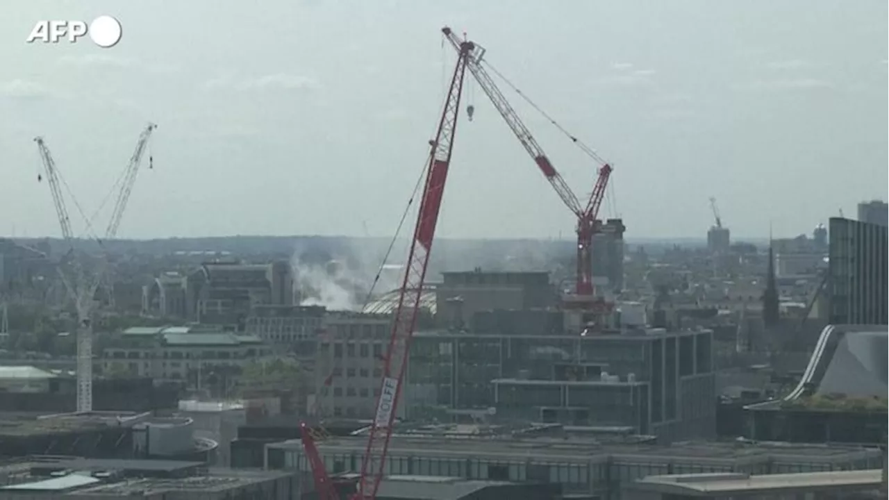 Incendio a Somerset House a Londra, 100 pompieri sul posto