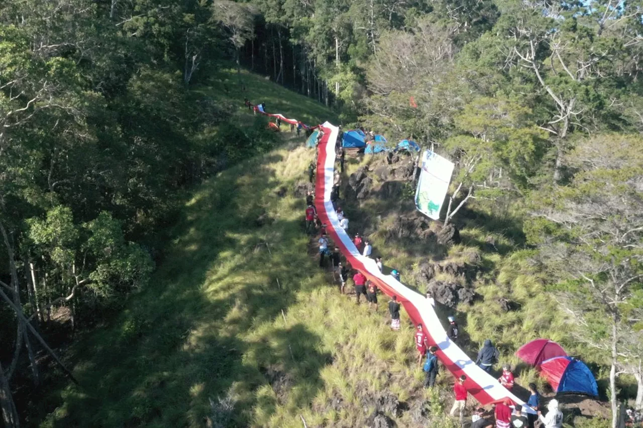 BKSDA Sultra kibarkan Bendera Merah Putih 79 meter di Puncak Buton