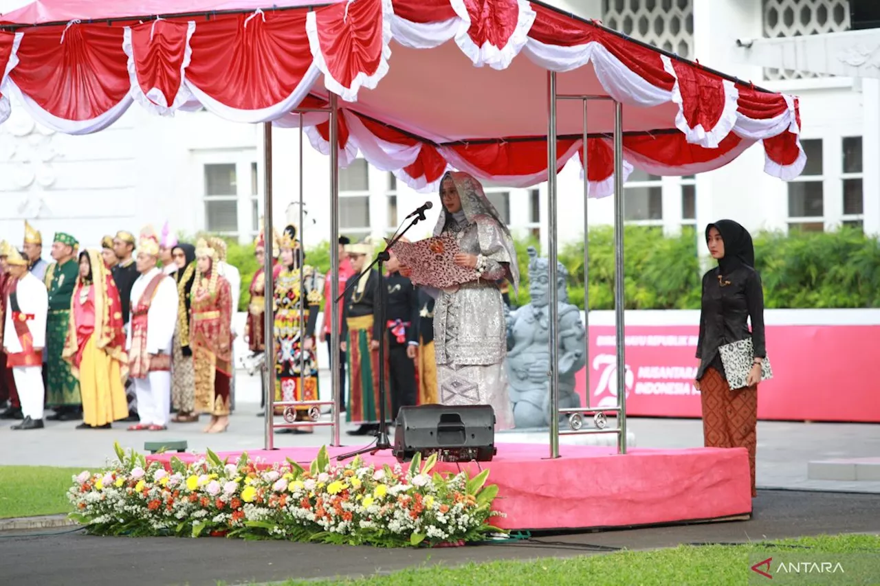 Bupati Ipuk kenakan baju adat Minang saat upacara HUT RI di Banyuwangi