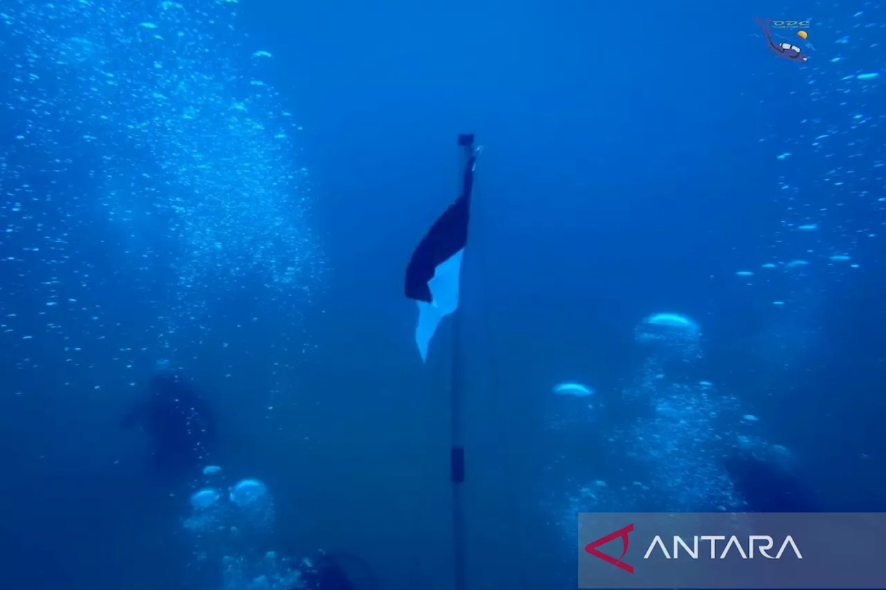 Mahasiswa USK kibarkan Bendera Merah Putih di bawah laut Aceh Besar