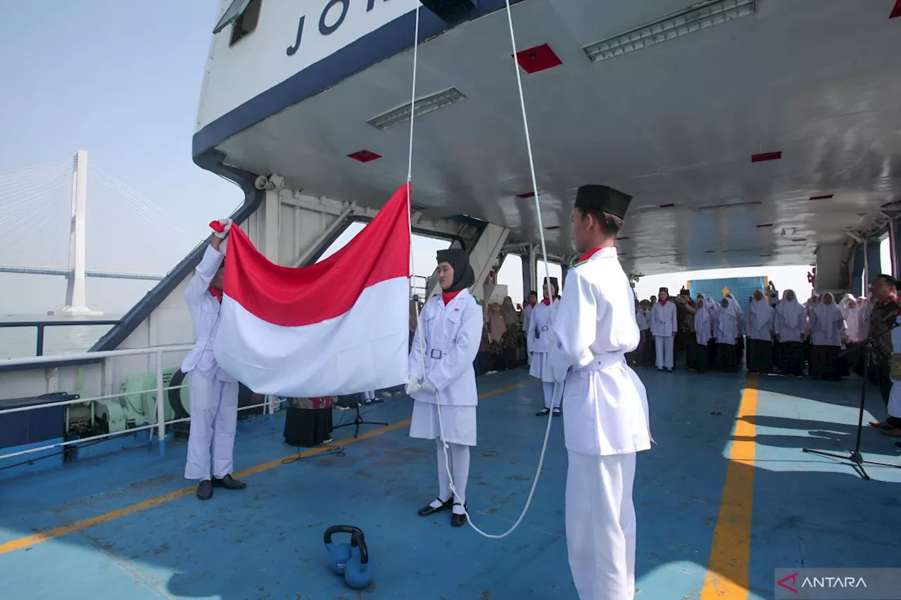 Sekolah di Surabaya gelar upacara HUT ke-79 RI di Selat Madura