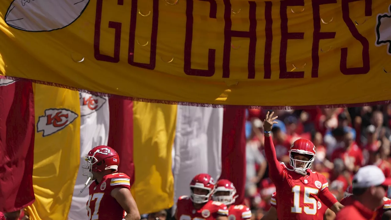 Chiefs' Patrick Mahomes completes behind-the-back pass to Travis Kelce in preseason game vs Detroit