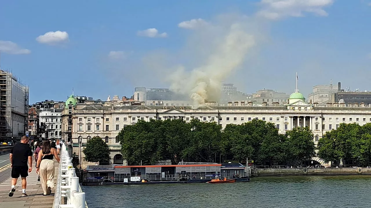 Feuerwehr-Großeinsatz in Londoner Innenstadt: Historische Somerset House in Flammen