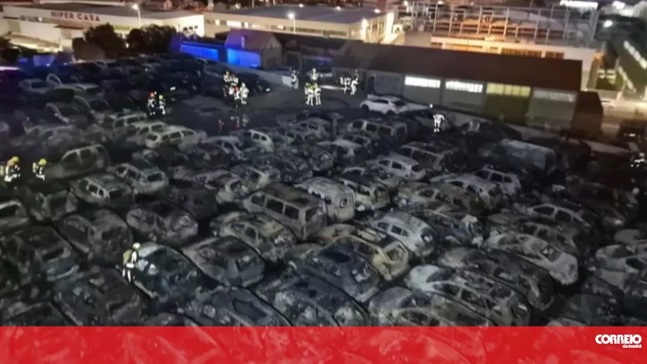 PJ investiga origem de incêndio que destruiu mais de 200 carros no Prior Velho em Lisboa