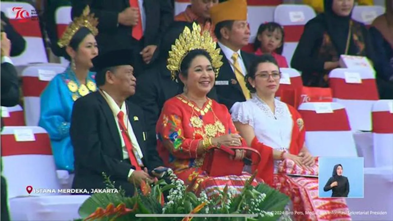 Momen Titiek Soeharto Berbaju Adat Hadiri Upacara di Istana Jakarta