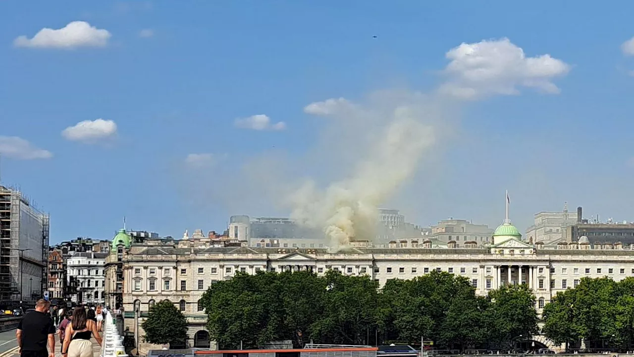 Incendio alla Somerset House di Londra, impegnati 100 pompieri