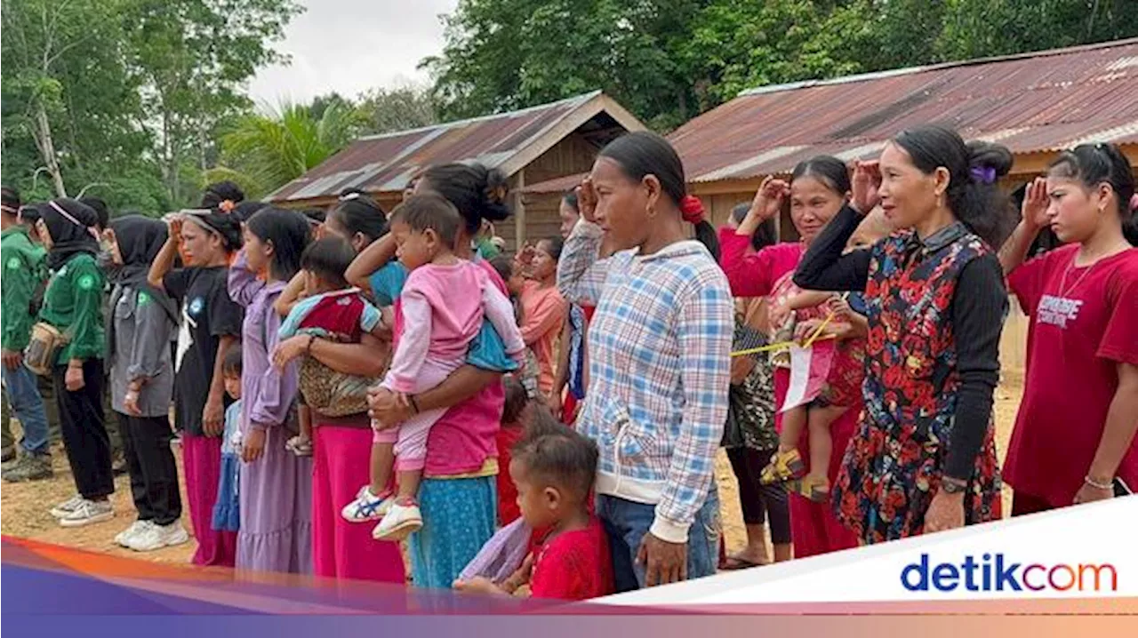 Kala Suku Talang Mamak Hentikan Aktivitas demi Ikuti Upacara Bendera