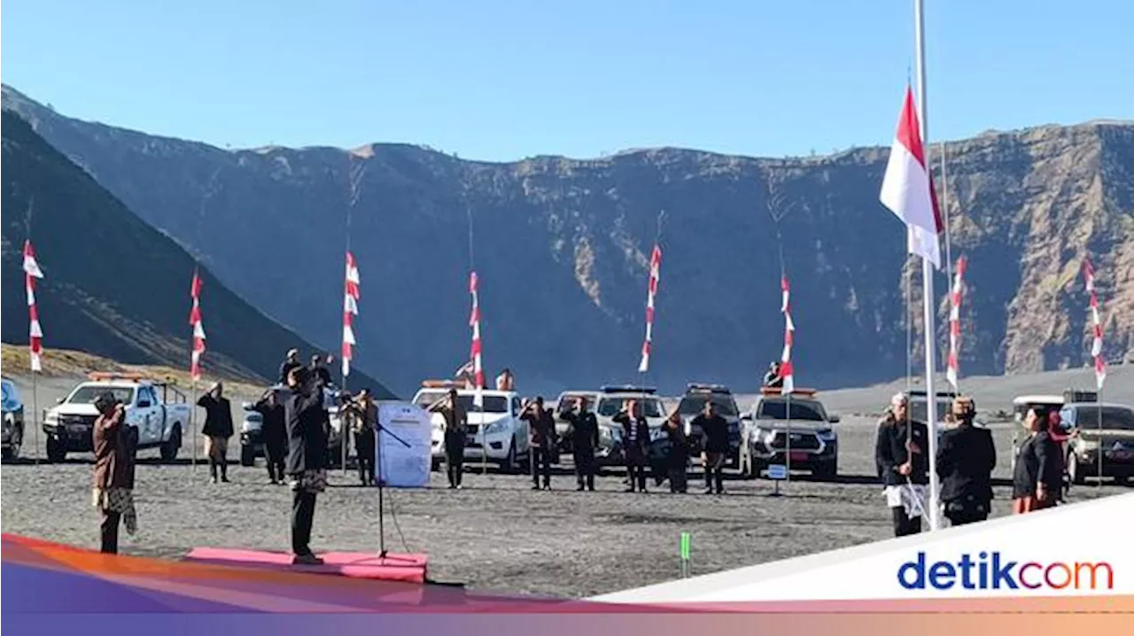 Syahdu Upacara HUT ke-79 RI di Lautan Pasir Gunung Bromo