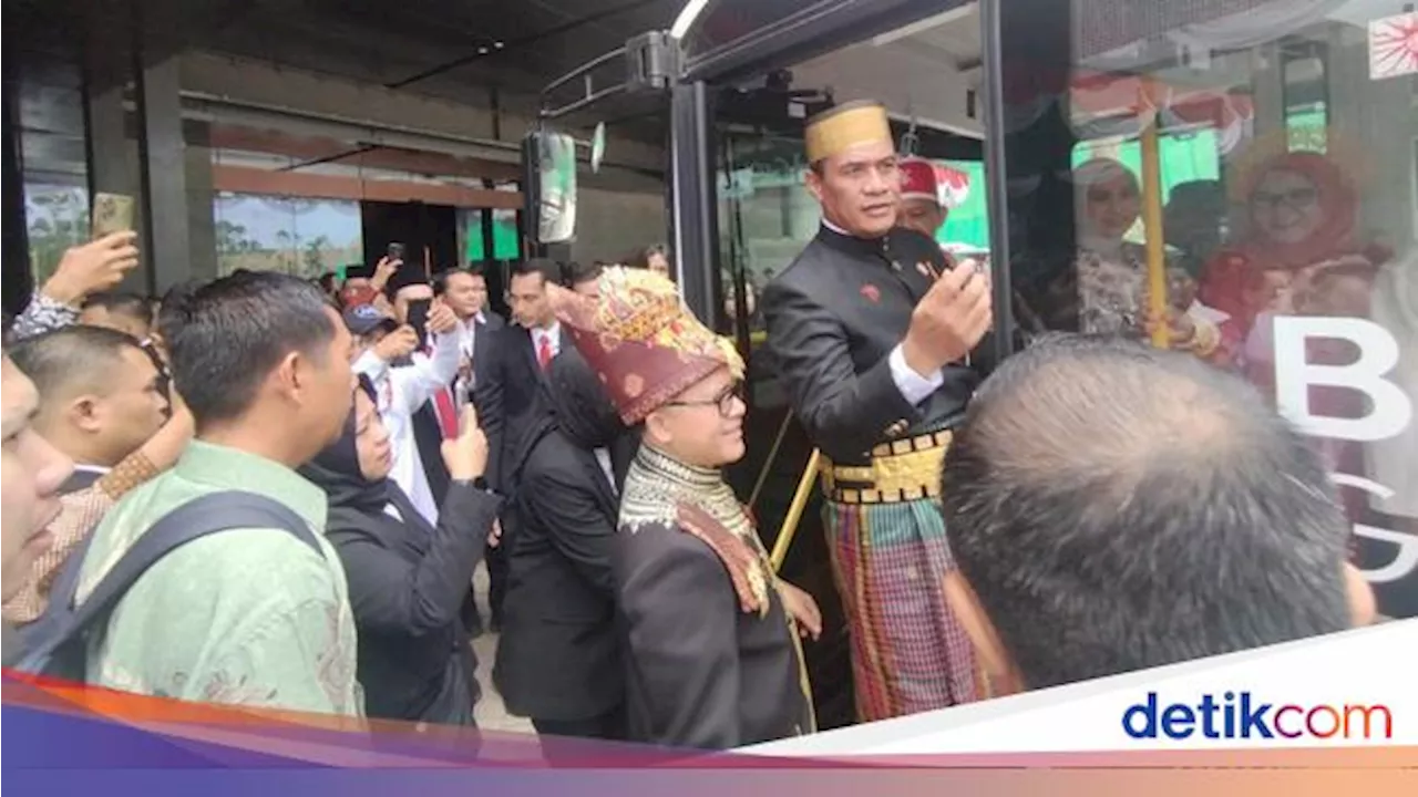 Rombongan Menteri Pakai Bus Listrik ke IKN, Mentan Jadi 'Kernet' Dadakan