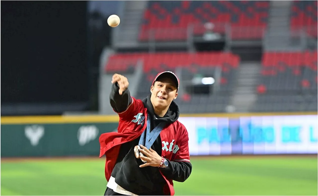 Osmar Olvera lanza primera bola en juego de los Diablos Rojos del México