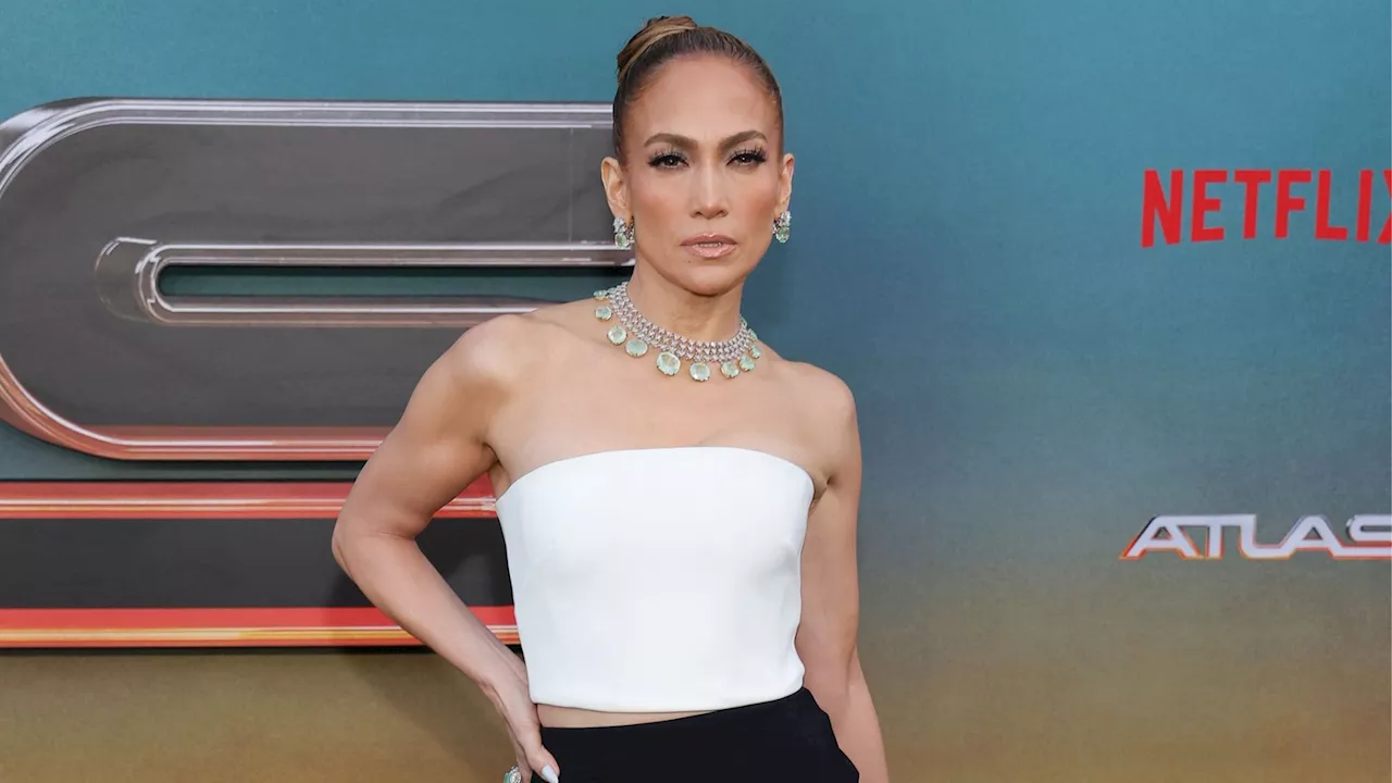 Jennifer Lopez (55 ans) divine en robe transparente fendue, elle dévoile ses jambes de rêve