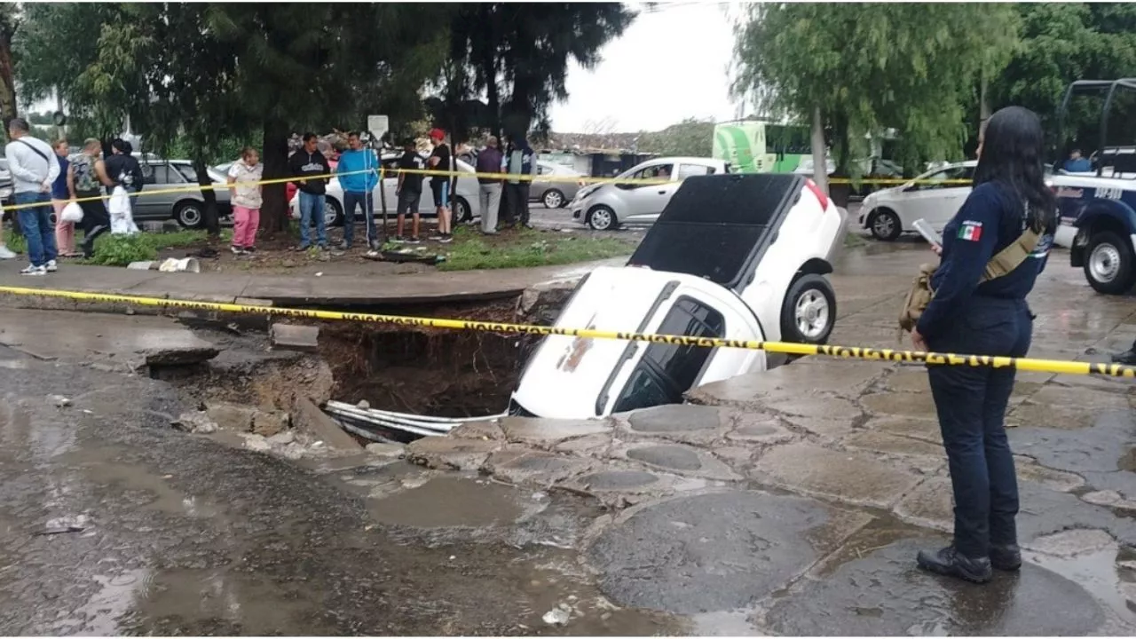 VIDEO: camioneta cae dentro de un socavón causado por las fuertes lluvias en Ecatepec