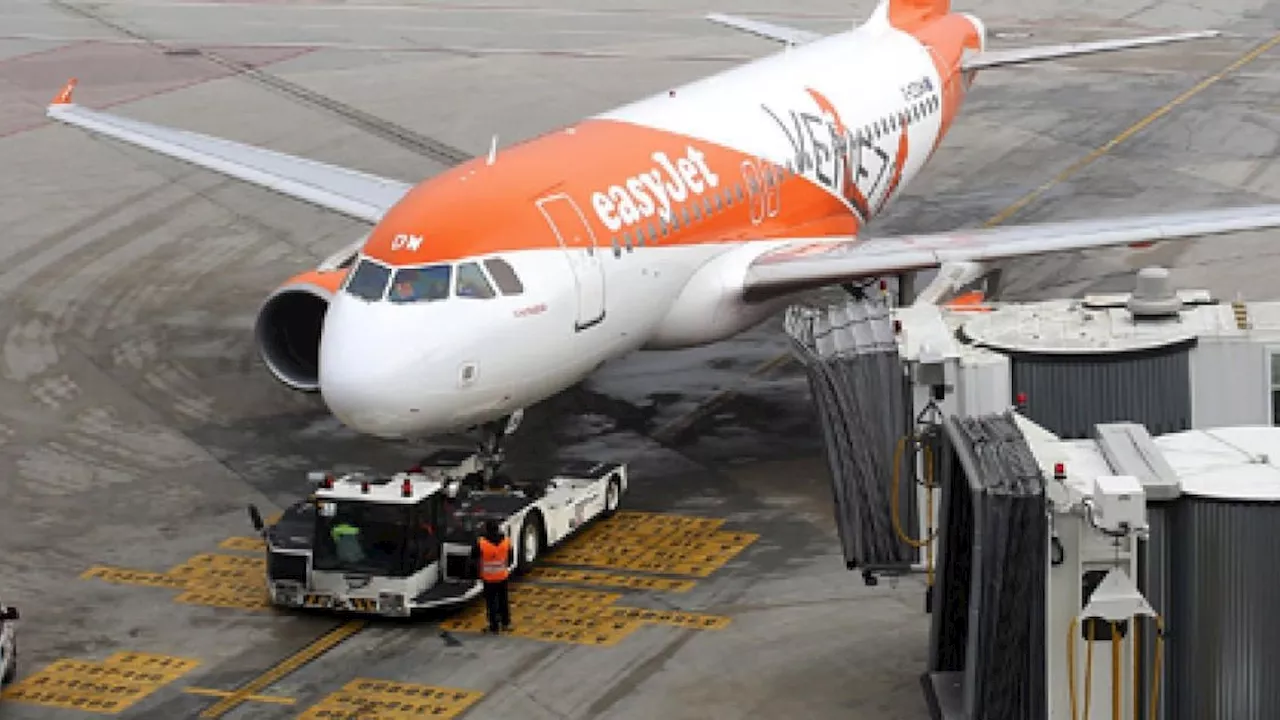 Easyjet muss umgeleitet werden - Mann pinkelt in Flieger, raucht auf WC: 8 Monate Haft