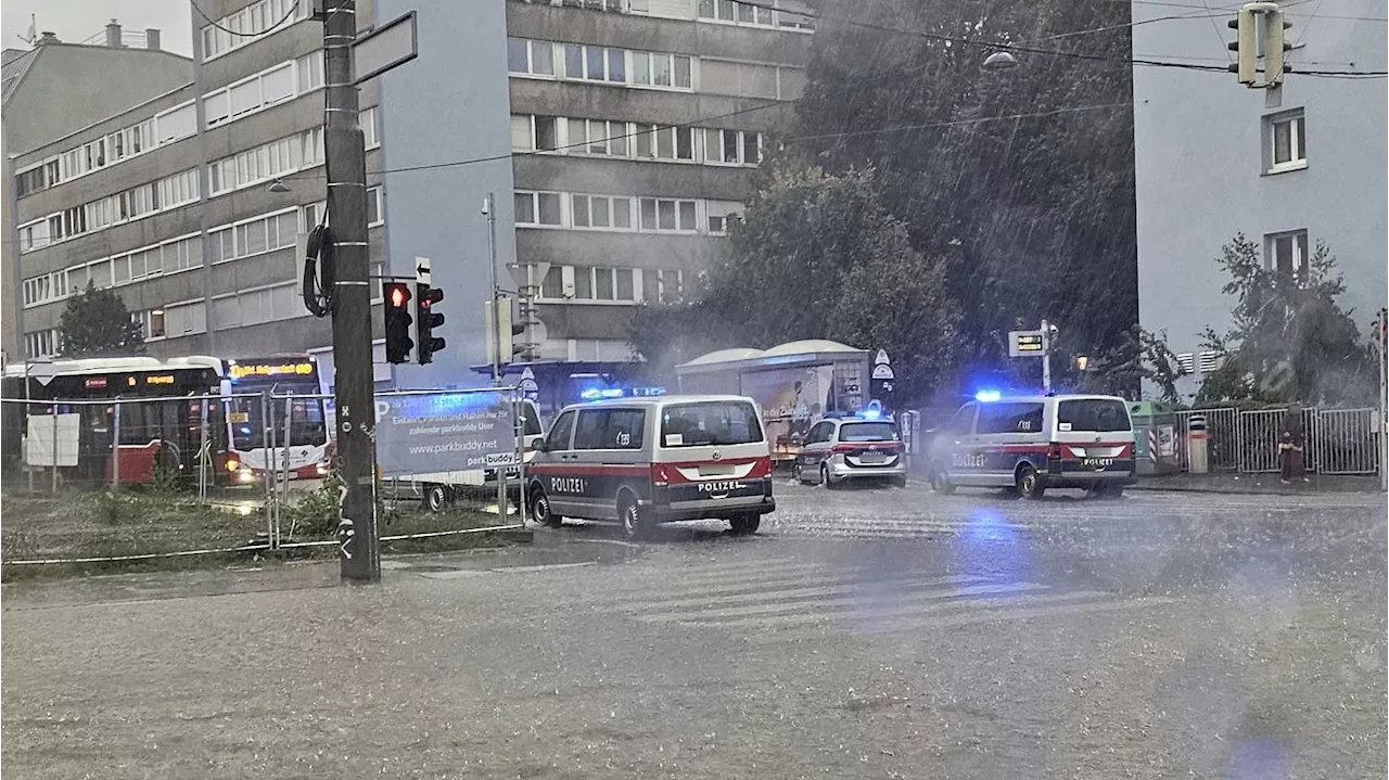 Wassermassen reißen Frau in Wien mit – landet unter Bus