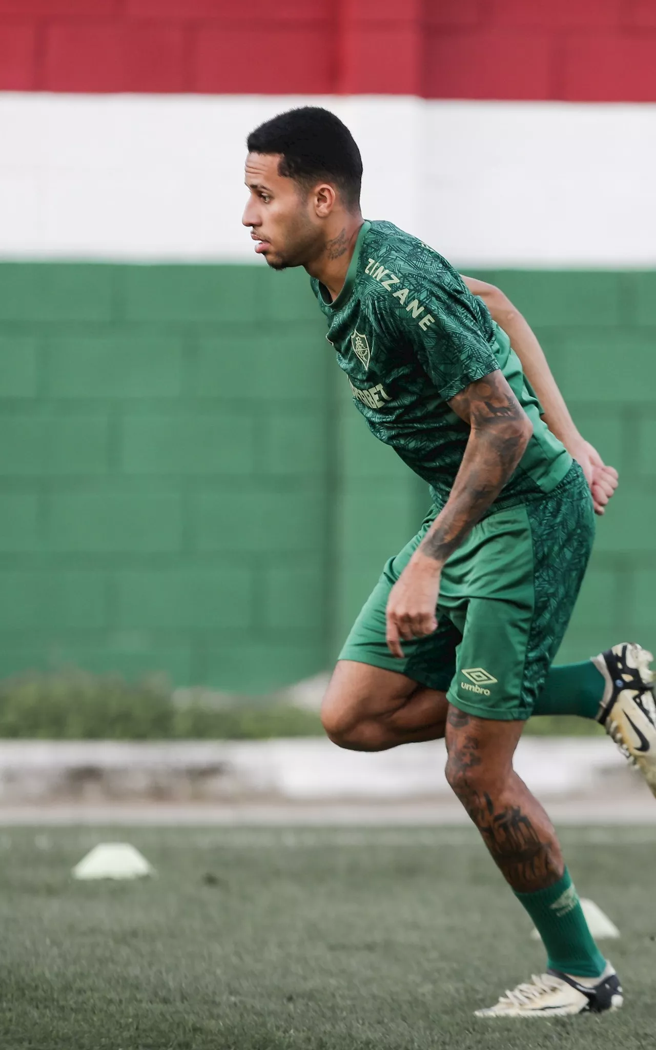 Alexsander aceita oferta de equipe saudita, e Fluminense negocia venda