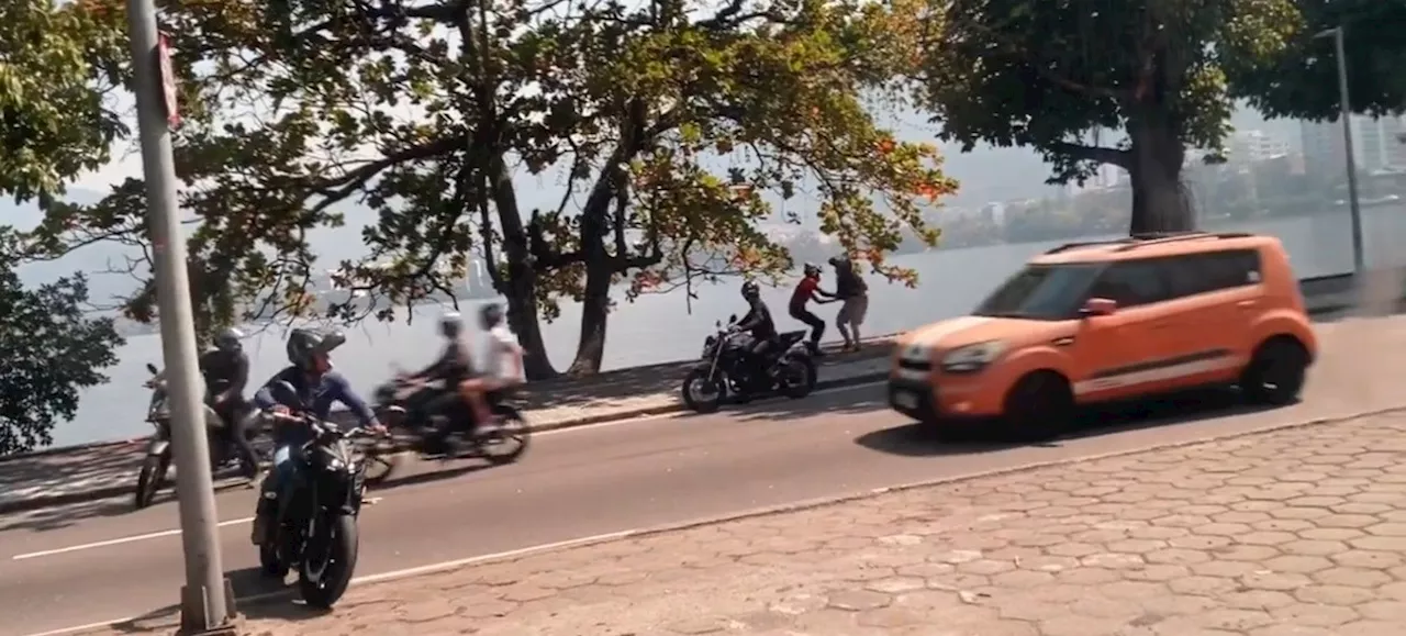 Homem tem moto levada por dois assaltantes na Lagoa; veja vídeo