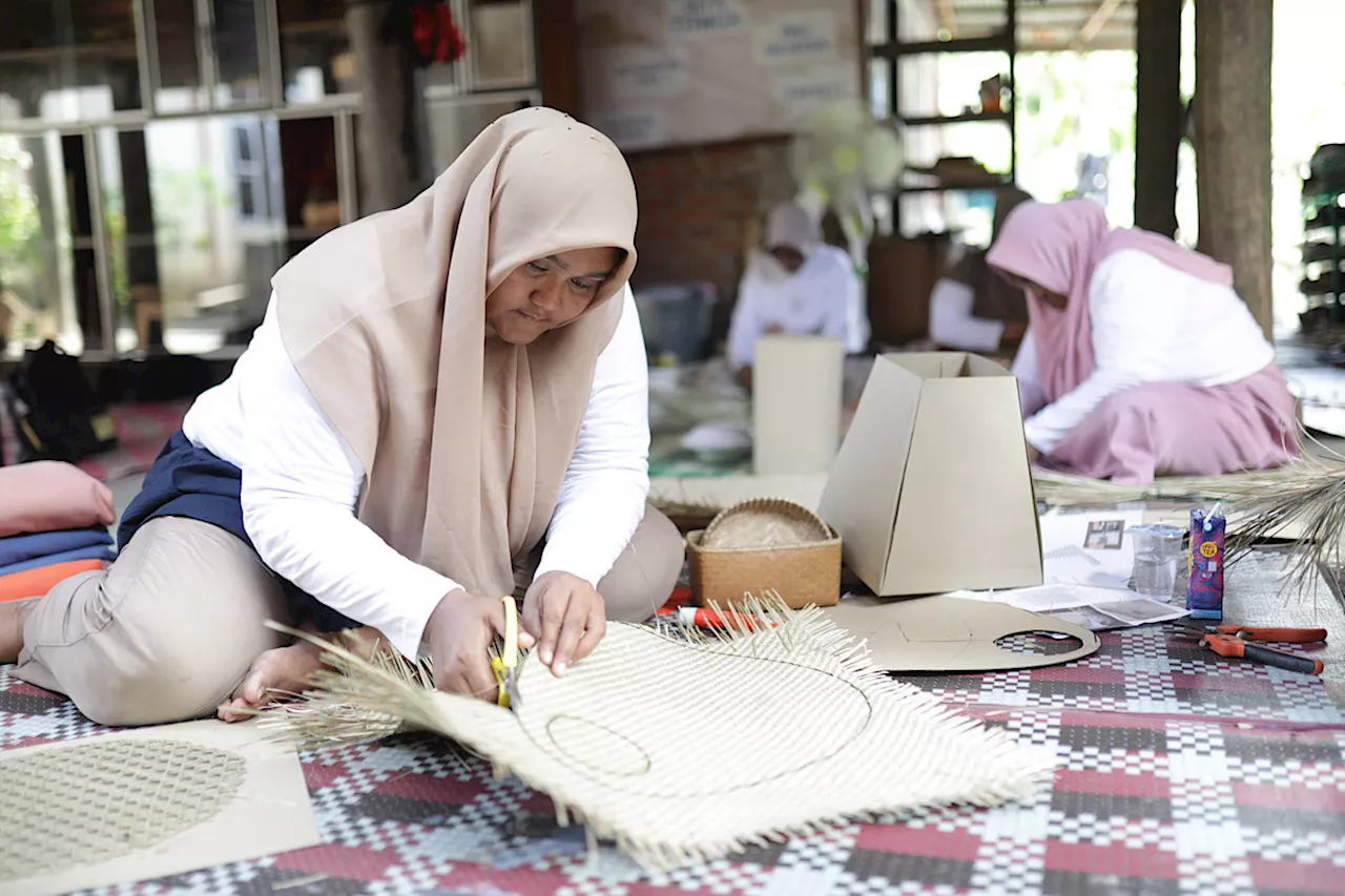 AMANAH Bawa Desainer Untuk Latih Pengrajin Anyaman Bili di Aceh Besar