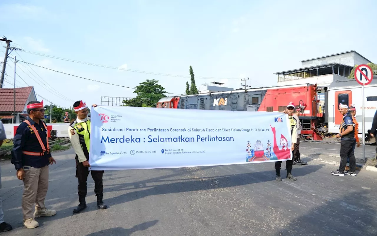 Sambut HUT ke-79 RI, KAI Divre III dan Pencinta Kereta Api Sosialisasi Keselamatan di Perlintasan