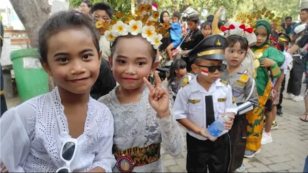 BERITA FOTO: Ketika Turis Gili Trawangan Terpesona Saksikan Bocil Ikut Pawai Kemerdekaan: Soo Cute!