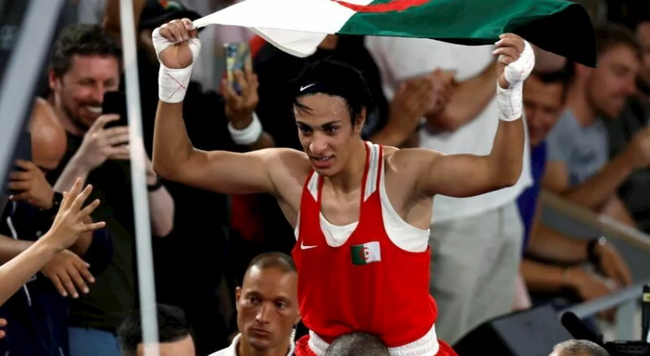 Imane Khelif torna in Algeria, bagno di folla per la campionessa olimpica: «Qui sono a casa, vi ringrazio»