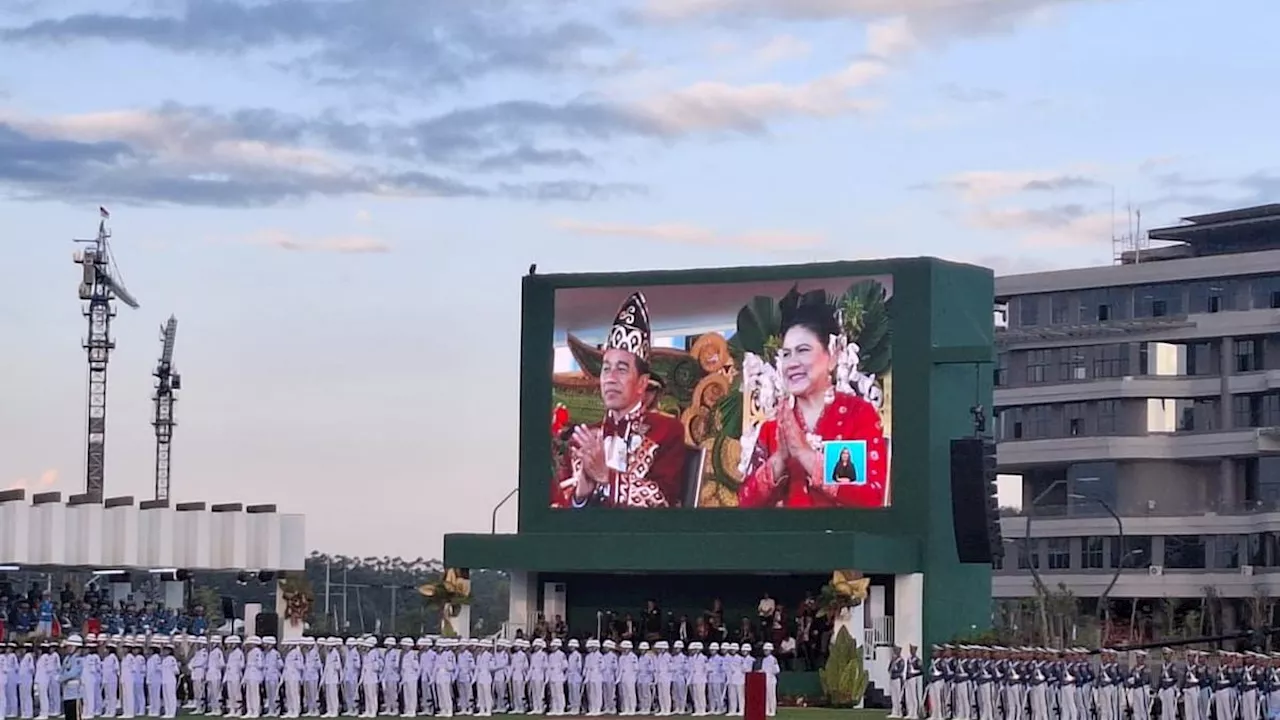 Pimpin Upacara Penurunan Bendera di IKN, Jokowi Pakai Baju Adat Banjar Warna Merah