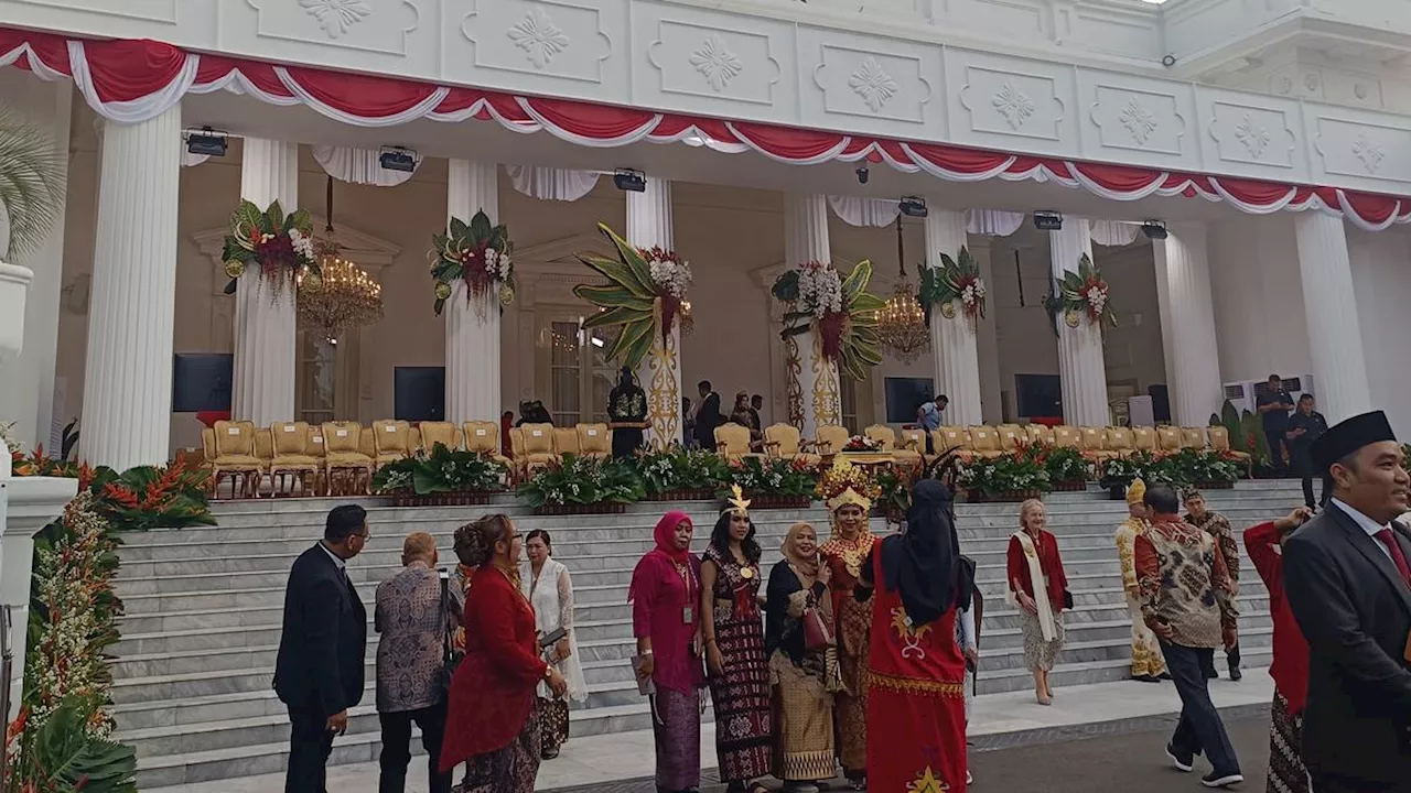 Suasana Jelang Upacara Peringatan Detik-Detik Proklamasi HUT ke-79 RI di Istana Merdeka Jakarta