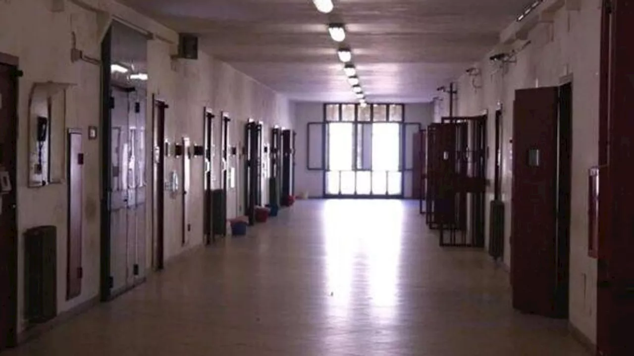 Disordini nel carcere di Bari, detenuti sequestrano un'infermiera