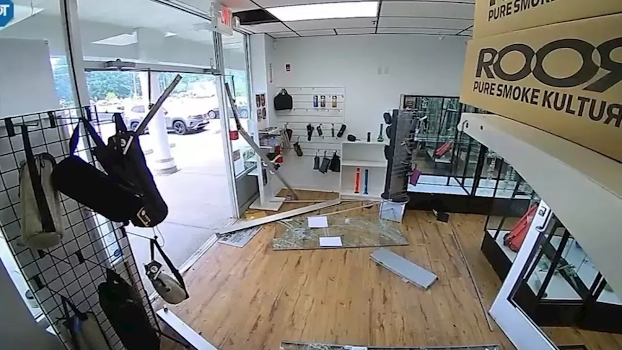 3 teens arrested after smash-and-grab at Hudson smoke shop