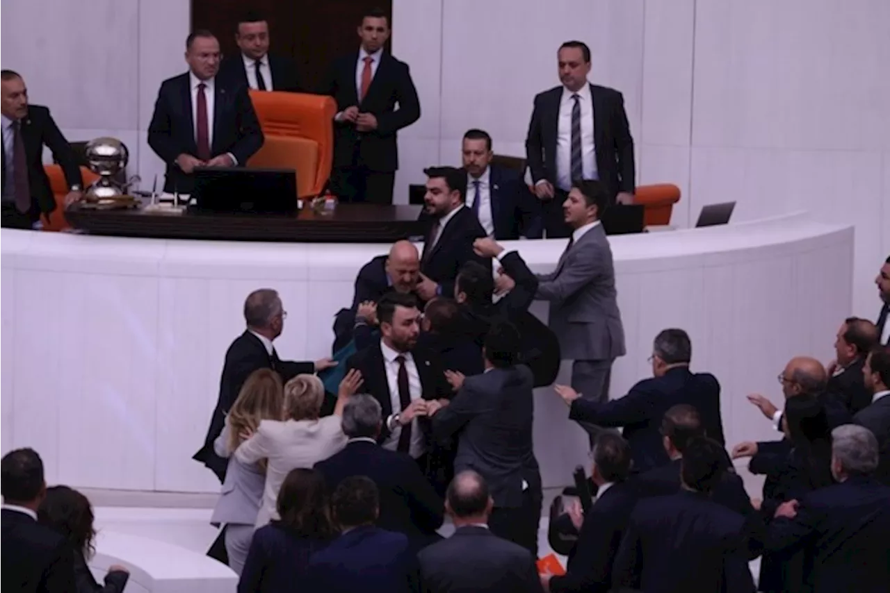 Chaos in Turks parlement wanneer tientallen politici met elkaar op de vuist gaan: “Extreem beschamend”