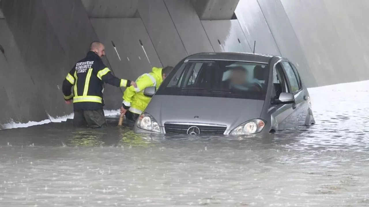 Heftige Unwetter: Fahrzeug blieb in Unterführung stecken