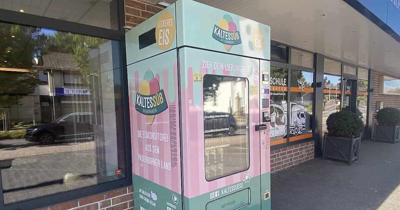 Automat statt Eisdiele: Neuer Hingucker vor Café im Kreis Gütersloh aufgestellt