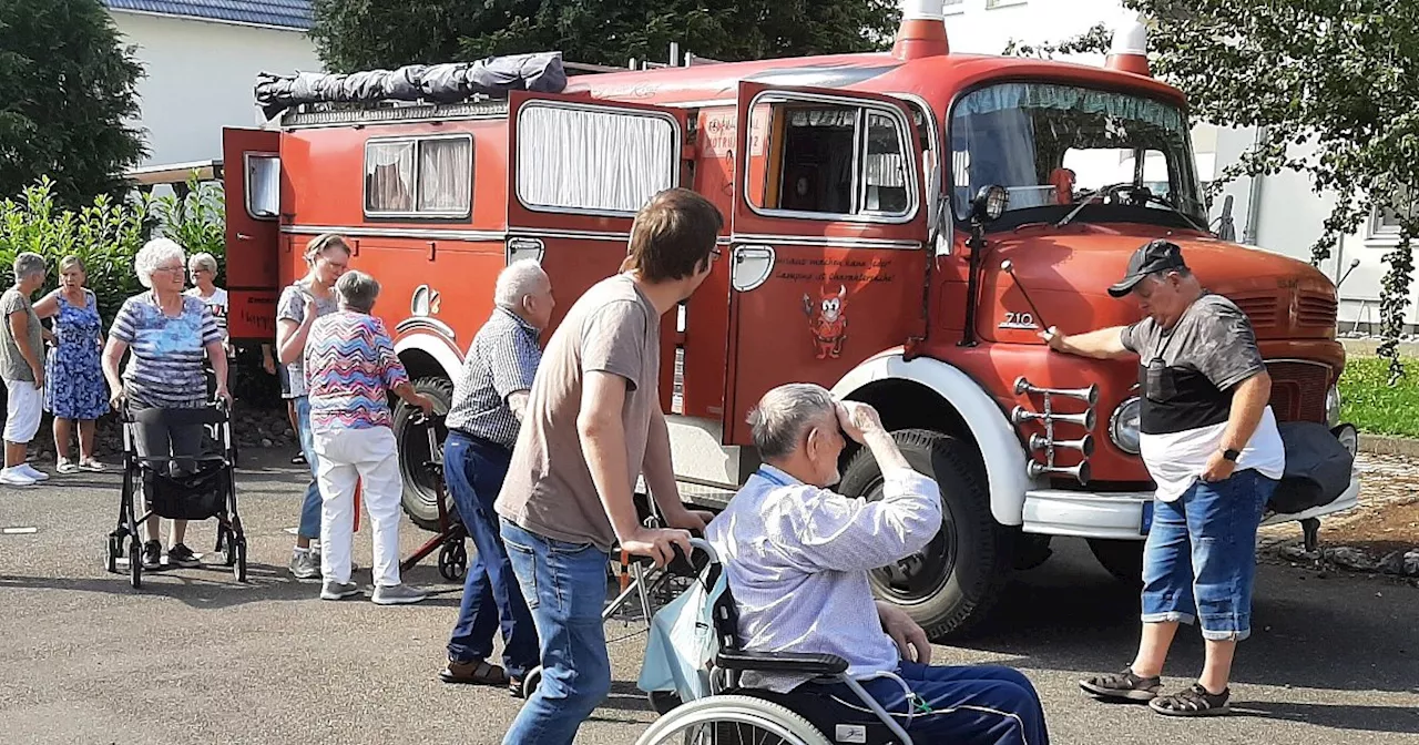 Camper-Mobil: Individuell umgebauter Feuerwehr-Oldie sorgt in Warburg für Aufsehen