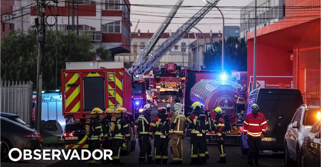 PJ investiga origem do incêndio que destruiu mais de 200 carros no Prior Velho em Lisboa