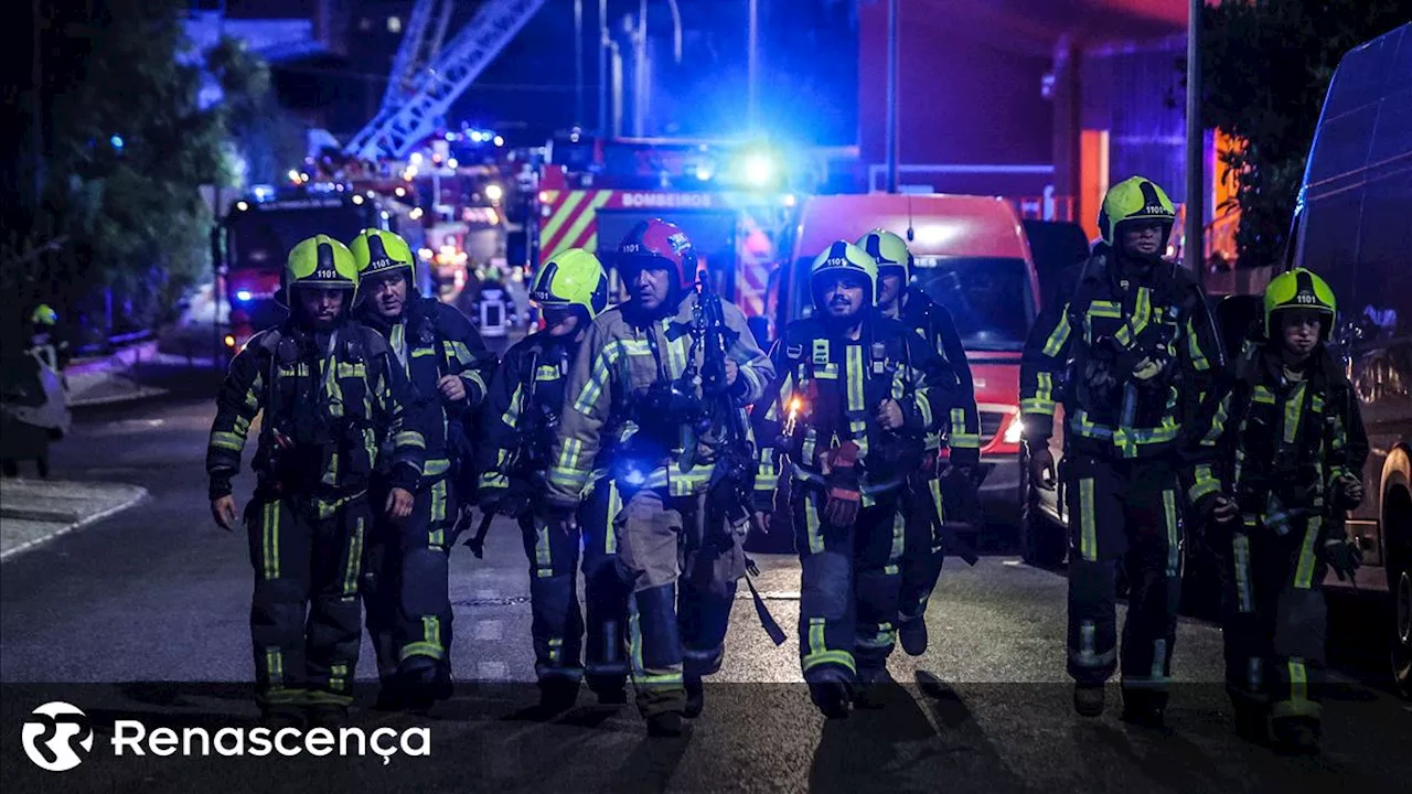 PJ investiga origem do incêndio que destruiu mais de 200 carros no Prior Velho em Lisboa