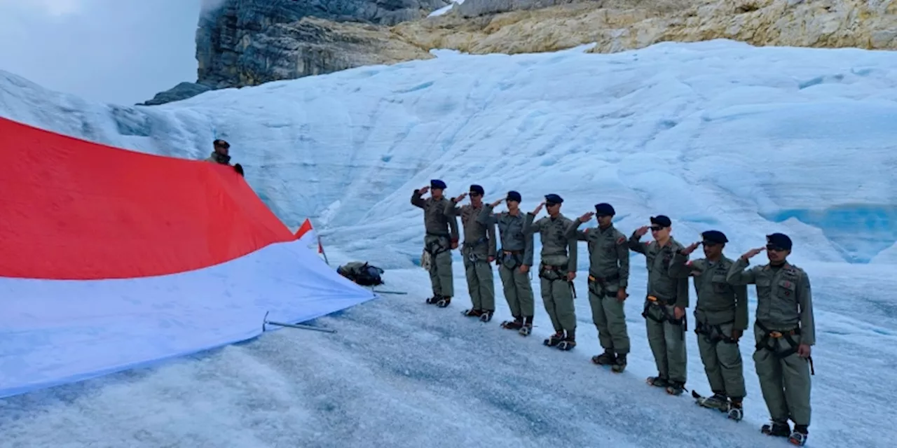 Diselimuti Salju, Merah Putih Berkibar di Puncak Tertinggi Indonesia Gunung Cartensz Papua